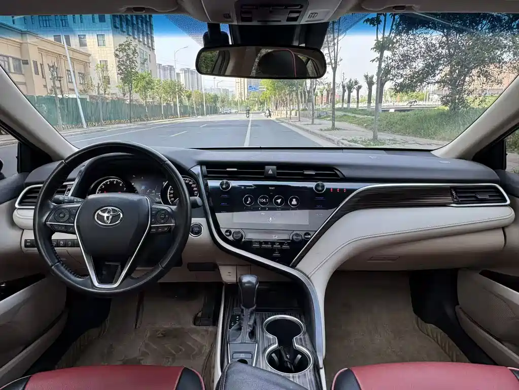 Toyota Camry 2019 — фото 13