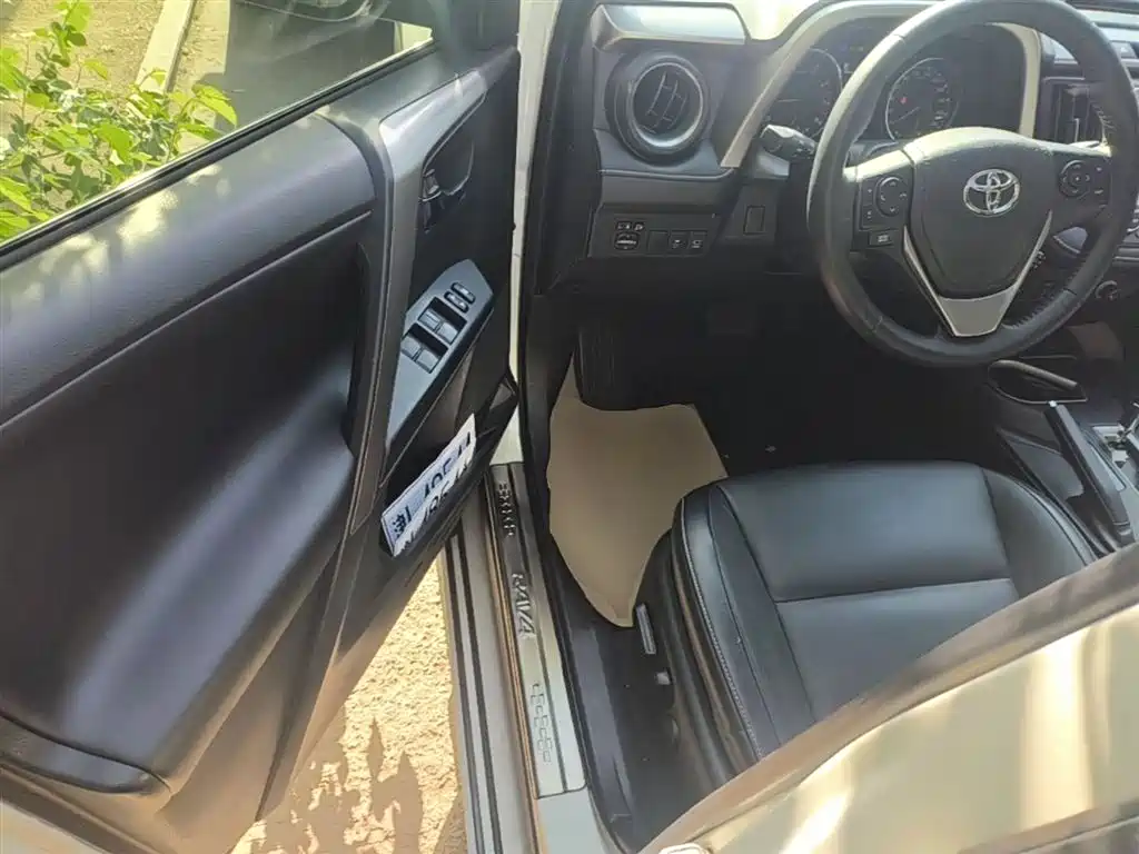 Toyota RAV4 2019 — фото 16