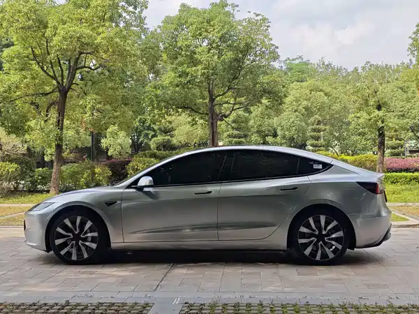 Tesla Model 3 2025
