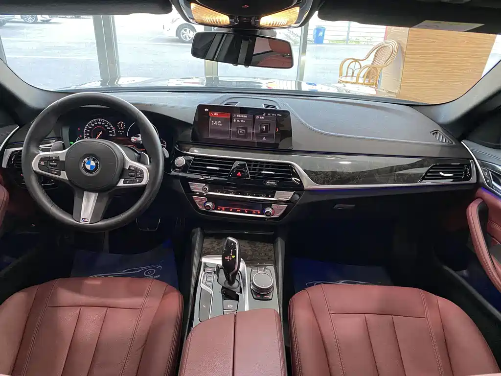 BMW 5 Series 2019 — фото 10
