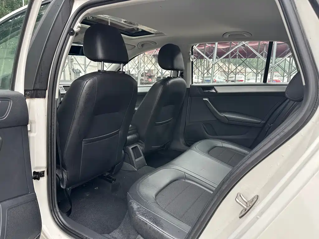 Skoda Rapid Spaceback 2015 — фото 12