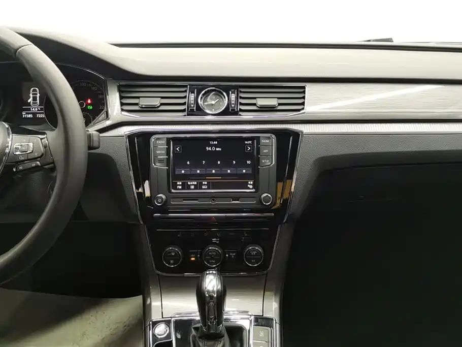 Volkswagen Passat 2019 — фото 13