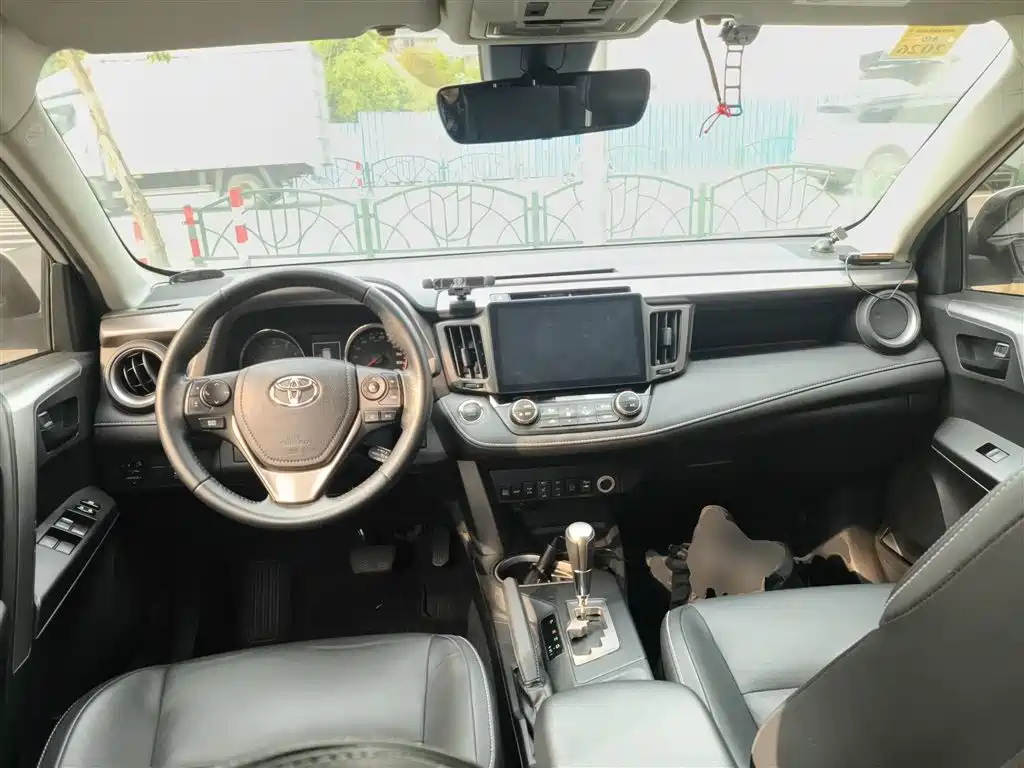 Toyota RAV4 2018 — фото 10