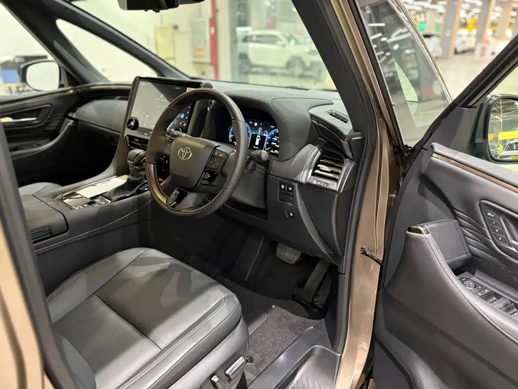 Toyota Alphard 2025 — фото 3