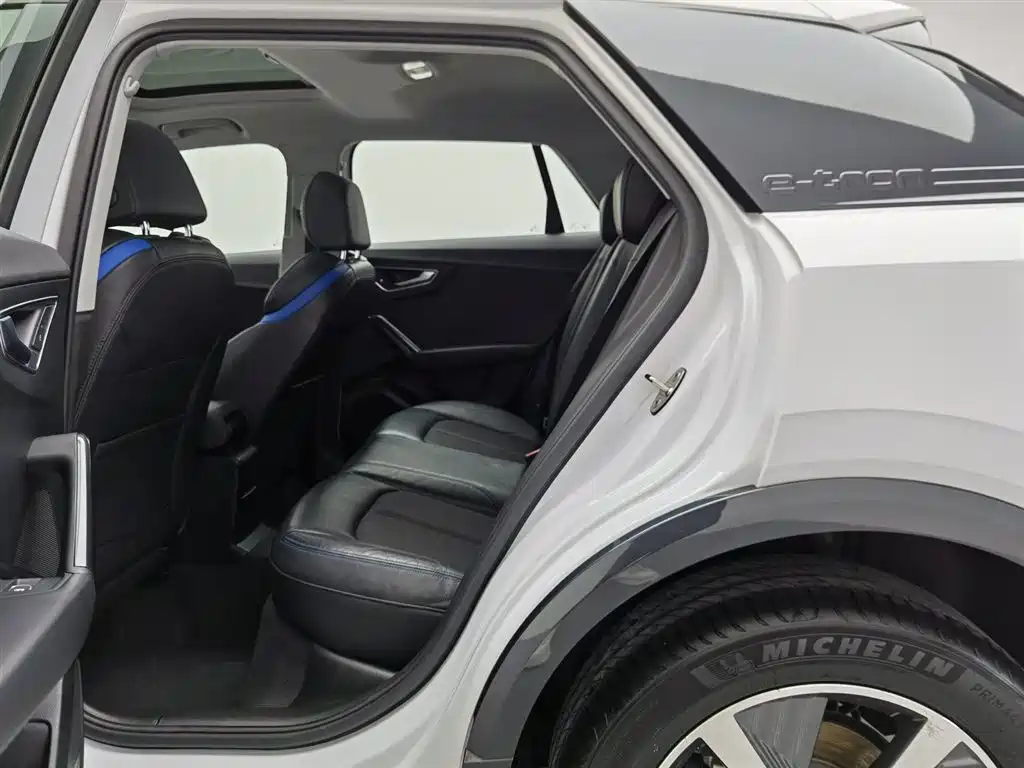 Audi Q2L E-Tron 2019 — фото 15