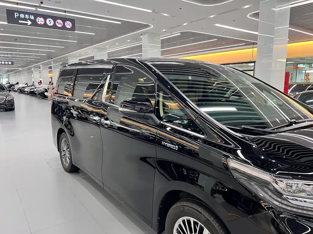 Toyota Alphard 2023 — фото 18