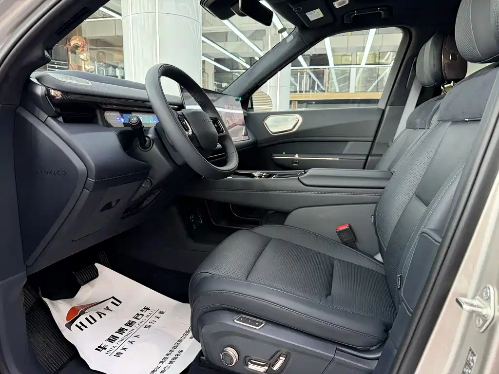 Lynk & Co 900 2025