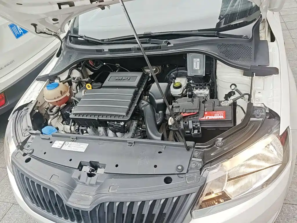 Skoda Rapid 2015 — фото 20