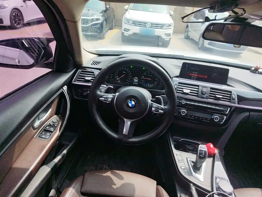 BMW 3 Series 2018 — фото 11