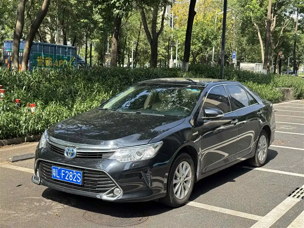 Toyota Camry 2017 — фото 1