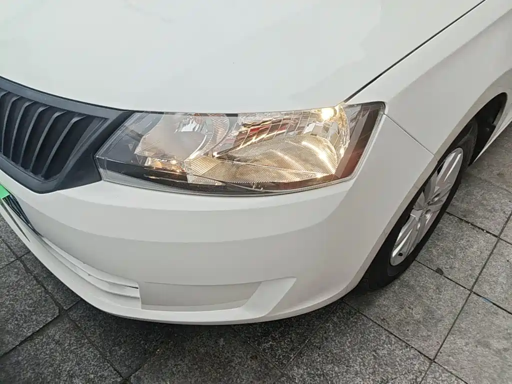 Skoda Rapid 2015 — фото 24