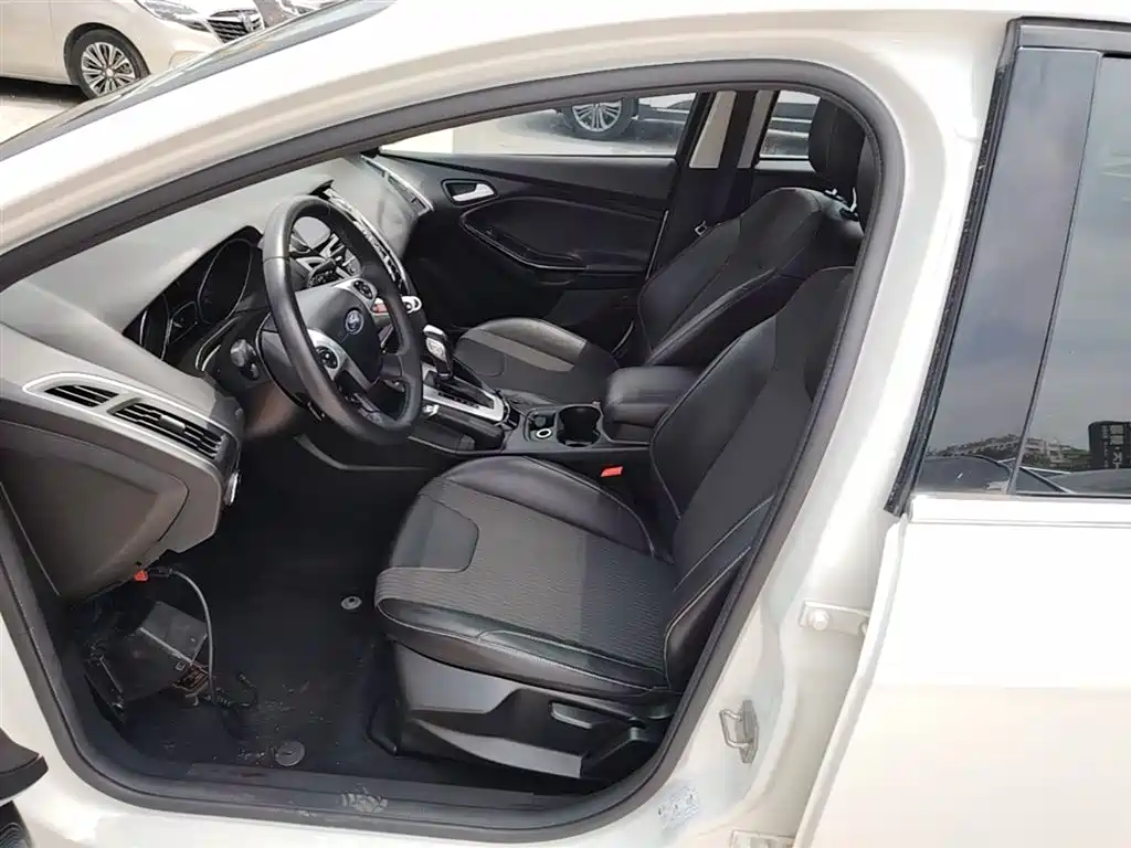 Ford Focus 2014 — фото 15