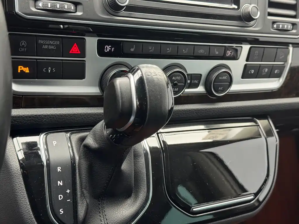 Volkswagen Multivan 2018 — фото 16