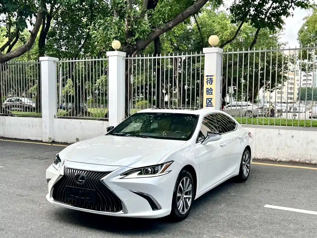 Lexus ES 2019 — фото 1
