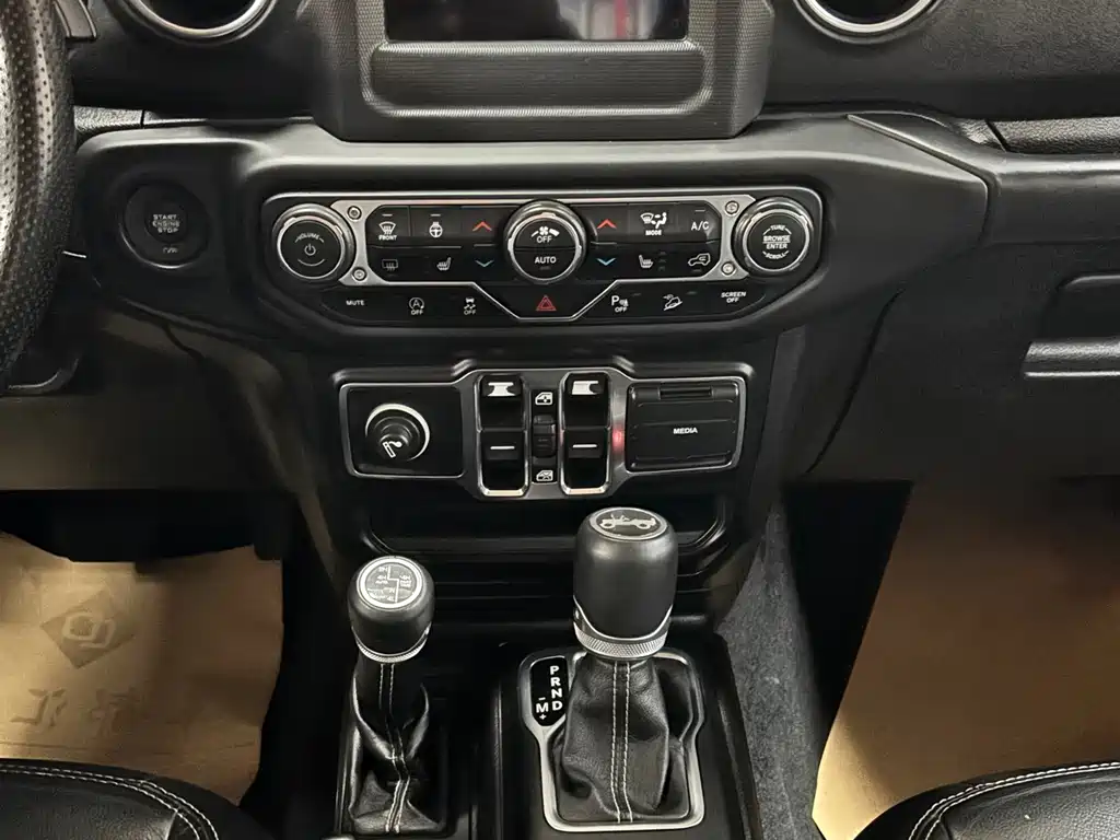 Jeep Wrangler 2019 — фото 11