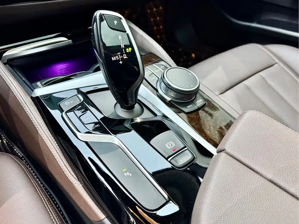 BMW 5 Series 2021 — фото 17