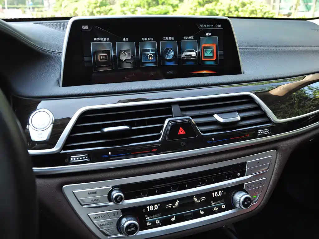 BMW 7 Series 2016 — фото 11
