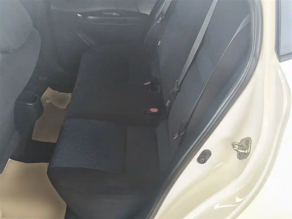Toyota Yaris L 2020 — фото 10