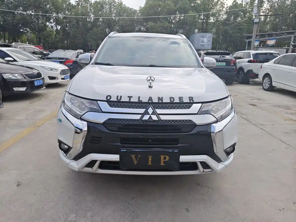 Mitsubishi Outlander 2021 — фото 2