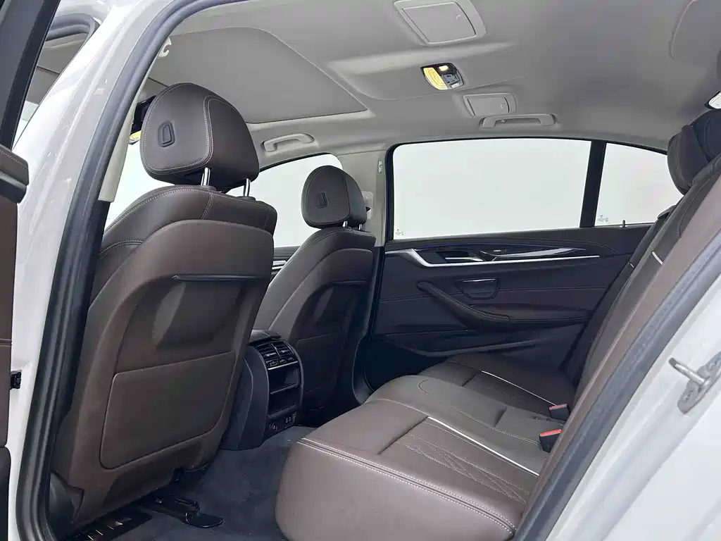 BMW 5 Series 2021 — фото 15