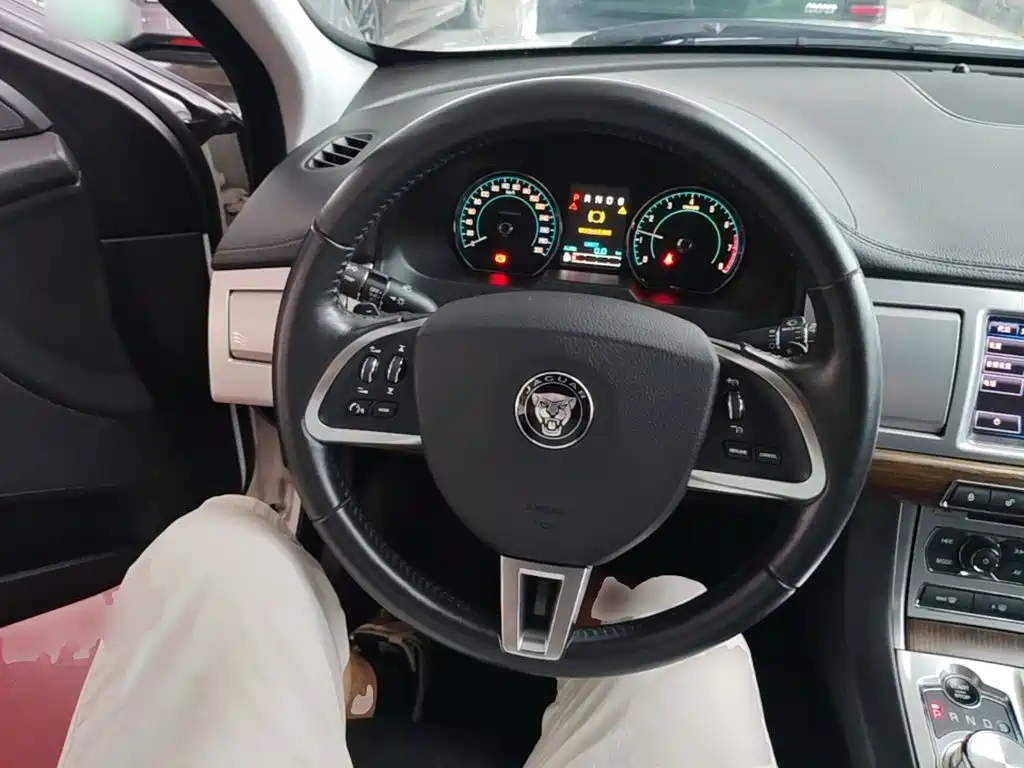 Jaguar XF 2016 — фото 11