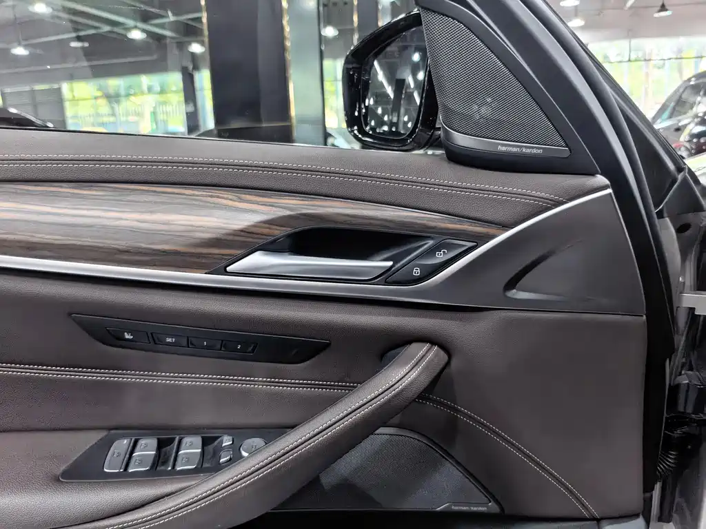 BMW 5 Series 2021 — фото 14