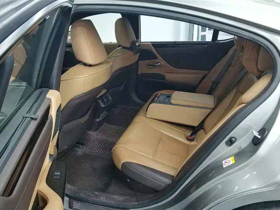 Lexus ES 2018 — фото 11