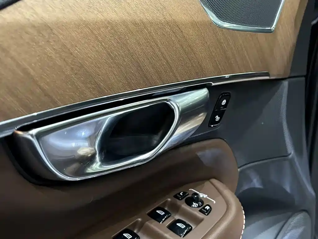Volvo XC90 2025 — фото 8