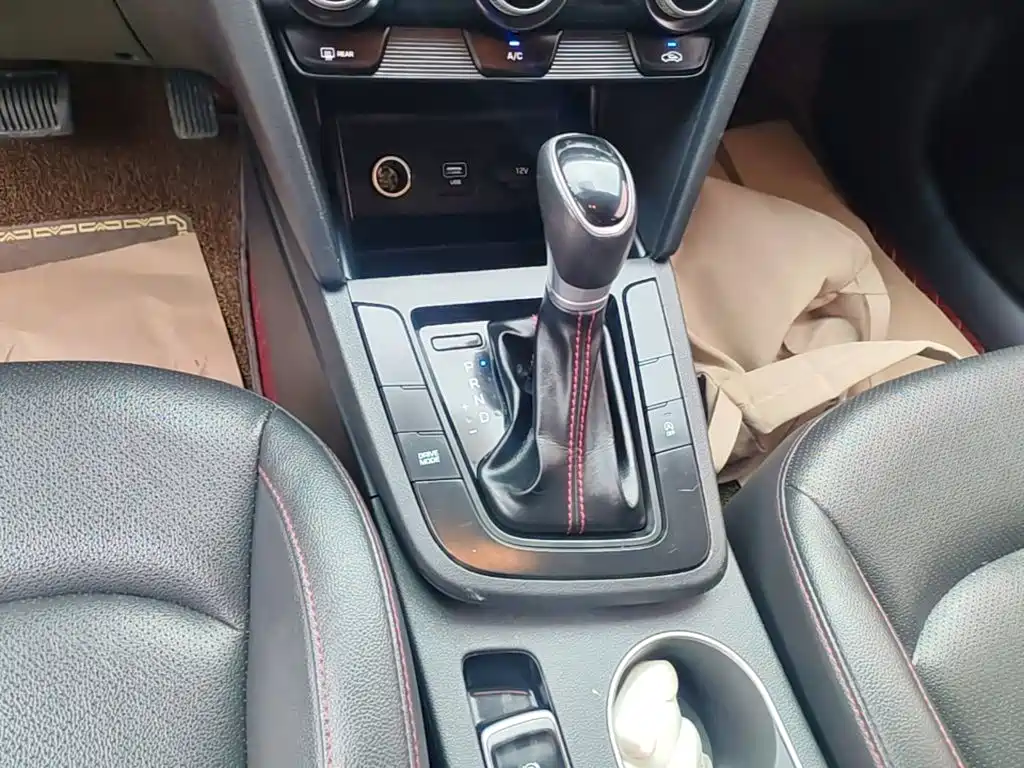 Hyundai Elantra 2019 — фото 14