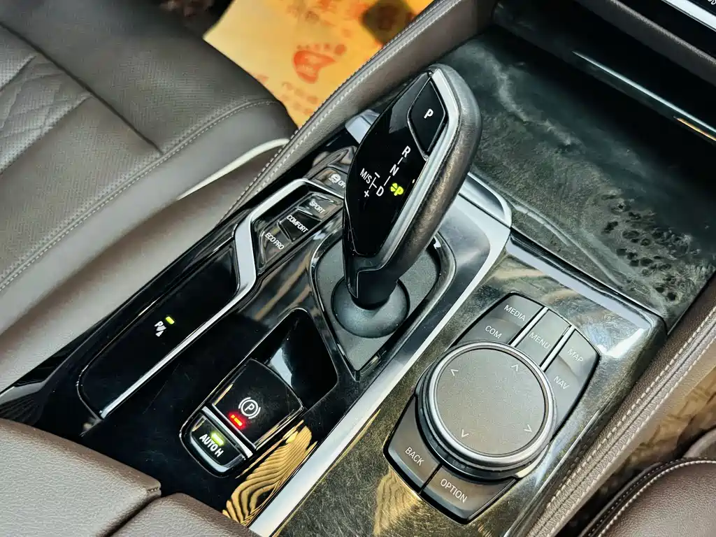 BMW 5 Series 2021 — фото 10