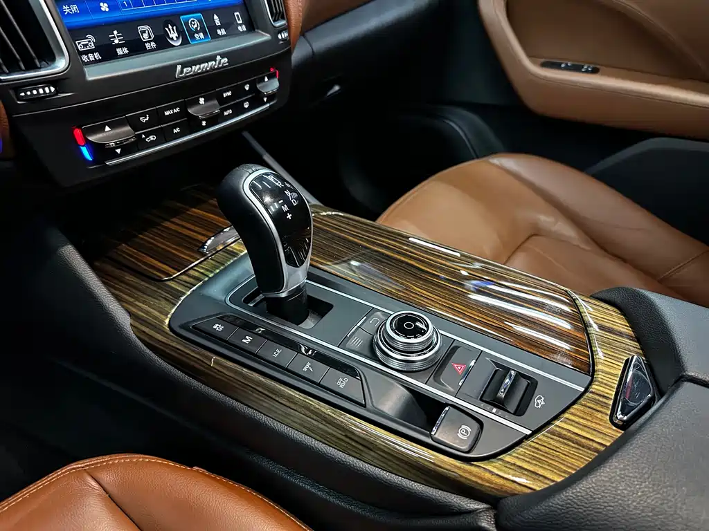 Maserati Levante 2017 — фото 26