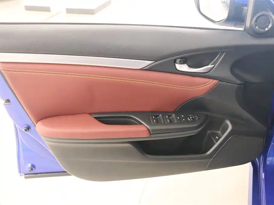 Honda Civic 2018 — фото 11