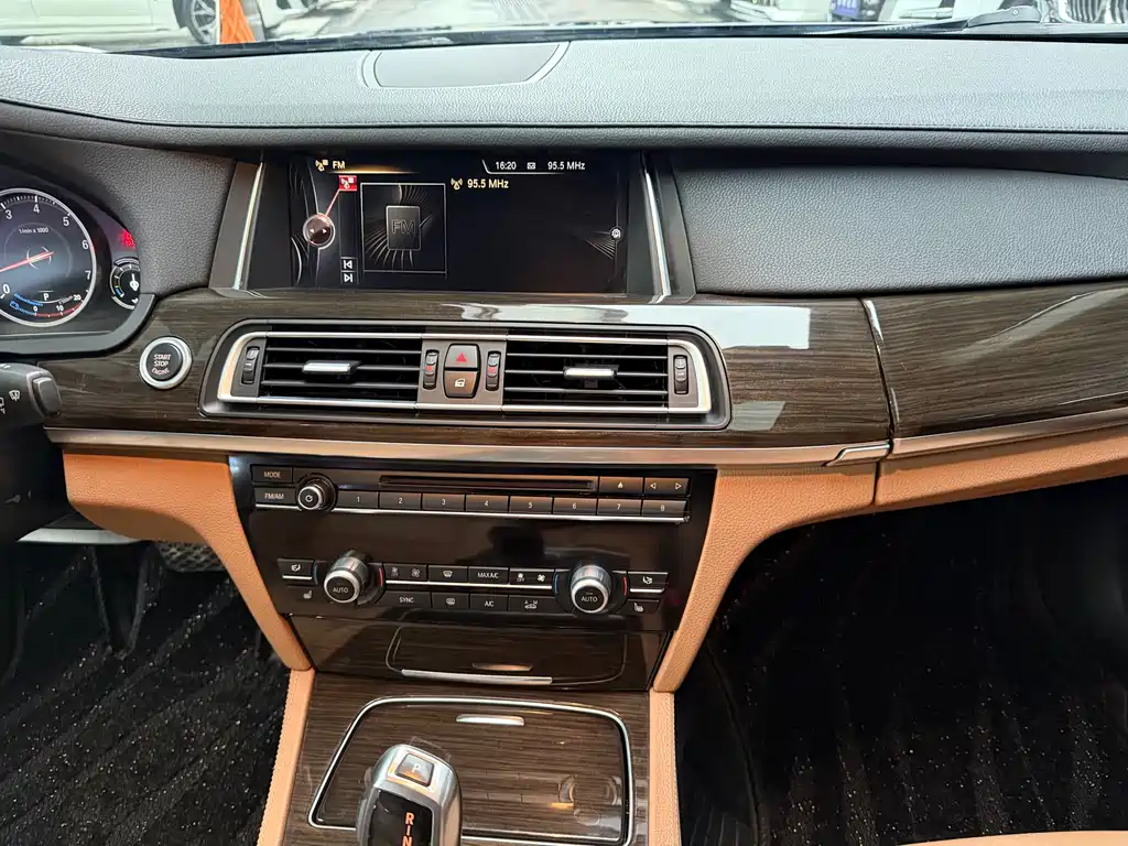 BMW 7 Series 2015 — фото 12
