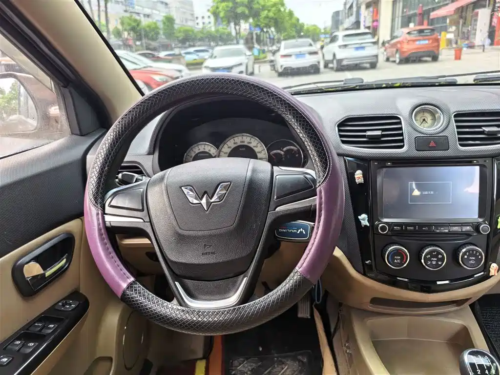 Wuling Hongguang 2015