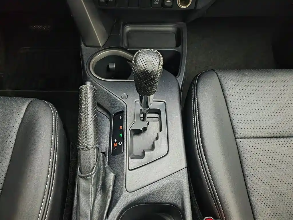 Toyota RAV4 2017 — фото 13