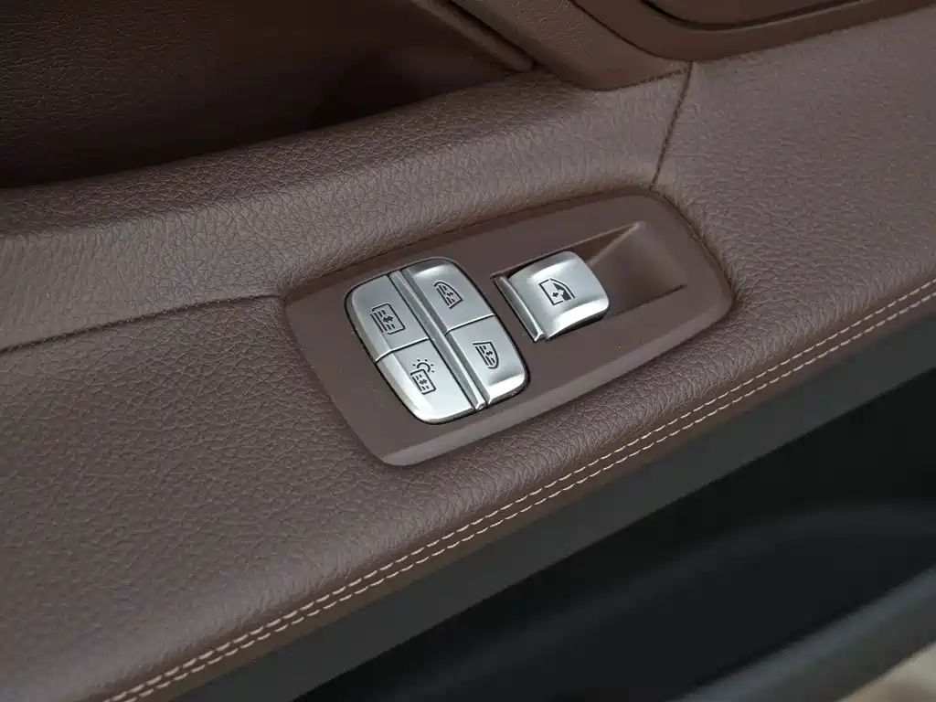 BMW 7 Series 2017 — фото 25