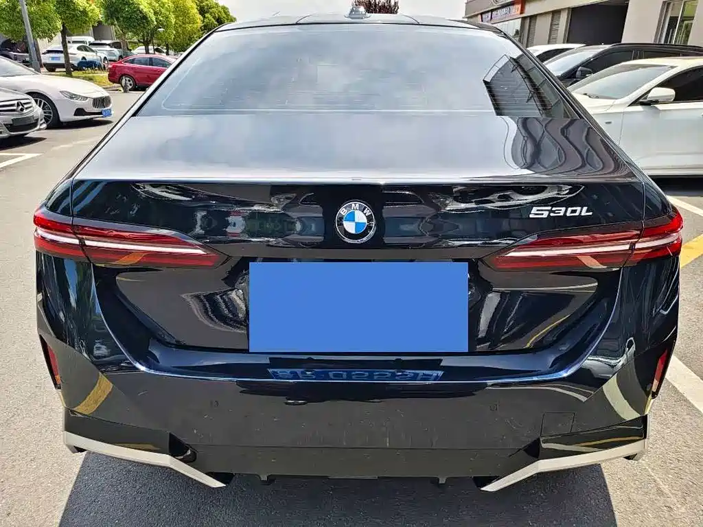 BMW 5 Series 2025 — фото 14