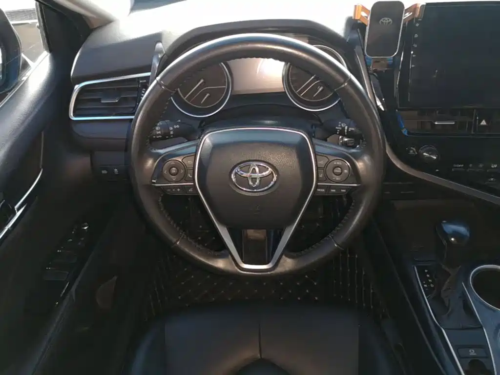 Toyota Camry 2022 — фото 11