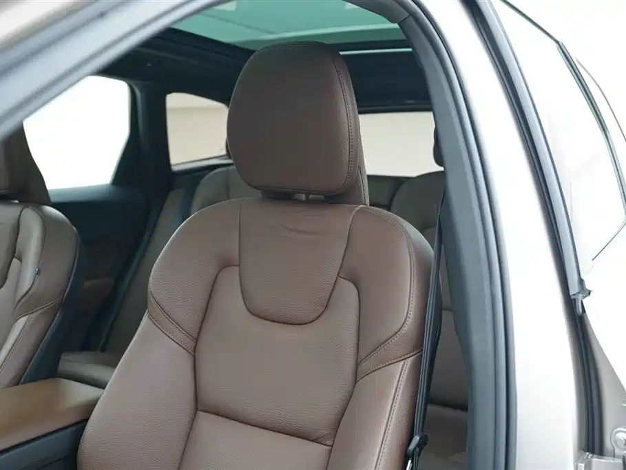 Volvo XC60 PHEV 2023 — фото 13