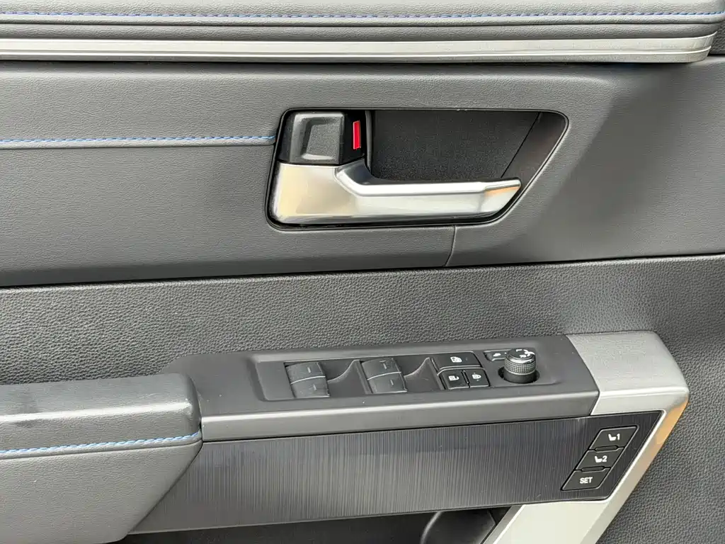 Toyota Sequoia 2023 — фото 22