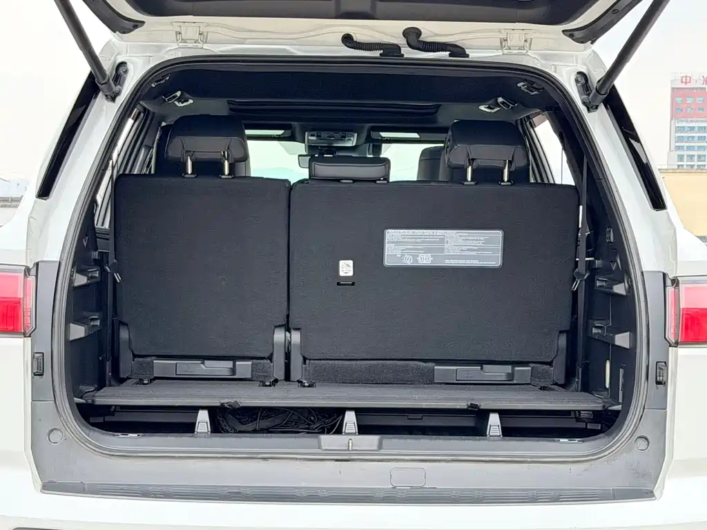Toyota Sequoia 2023 — фото 16