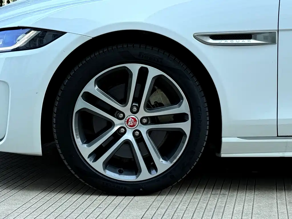 Jaguar XEL 2024 — фото 15