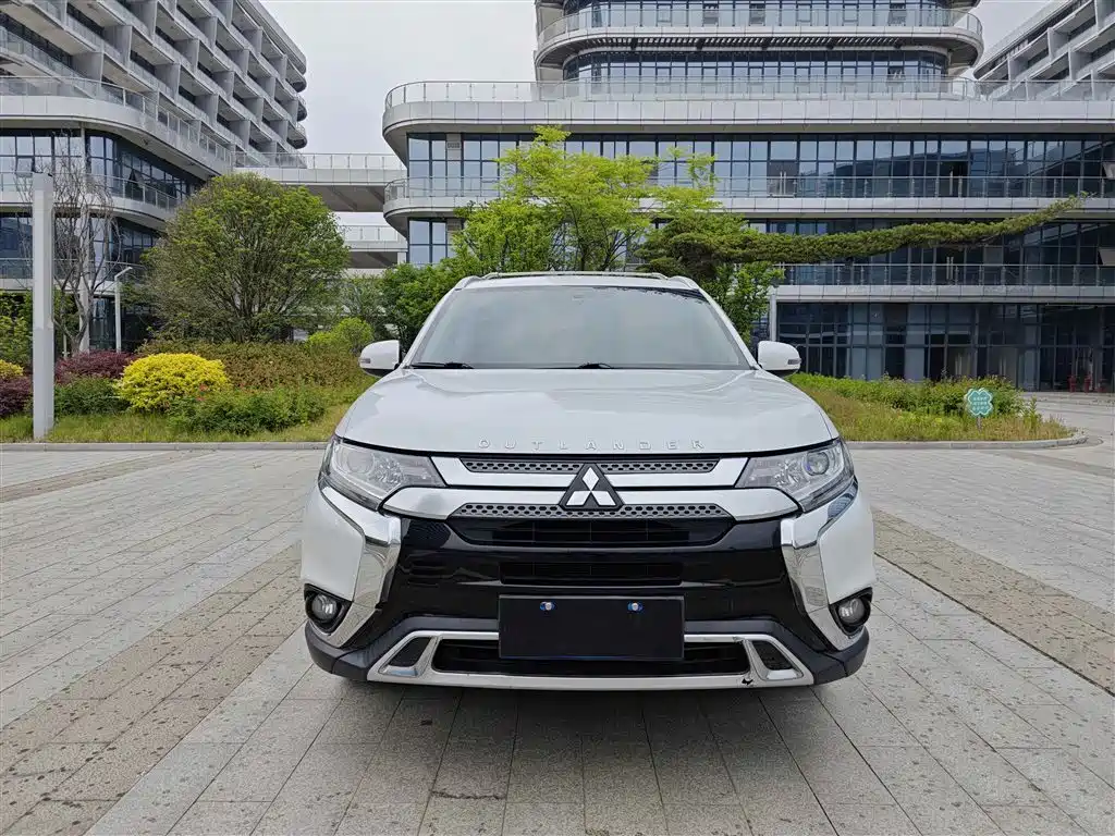 Mitsubishi Outlander 2019 — фото 2