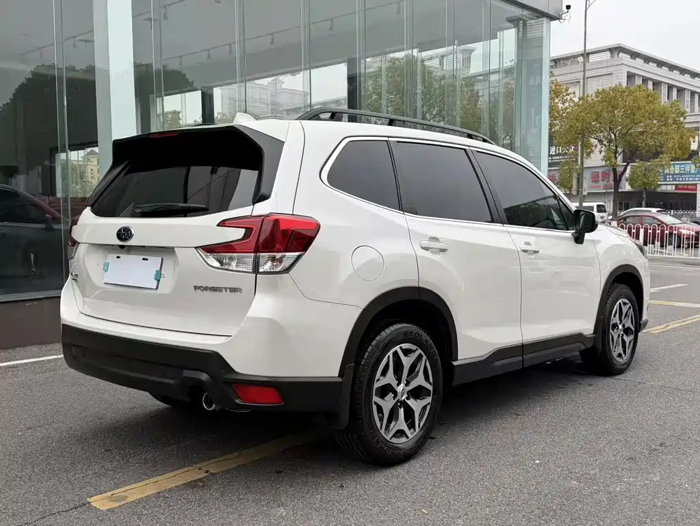 Subaru Forester 2023 — фото 12