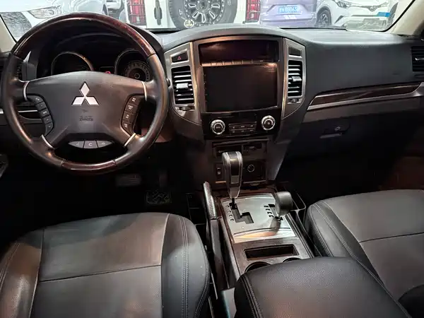 Mitsubishi Pajero 2020