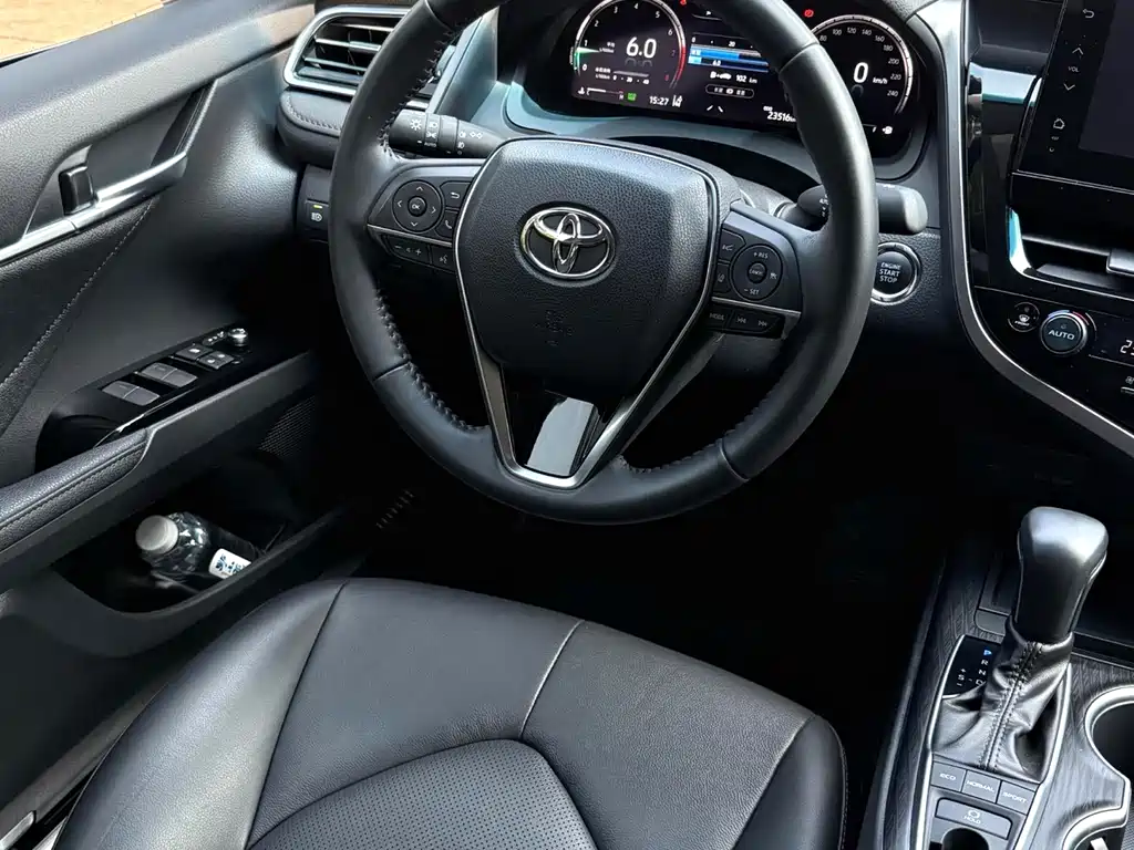 Toyota Camry 2023 — фото 8