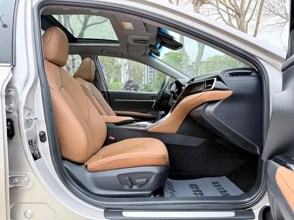 Toyota Camry 2021 — фото 10