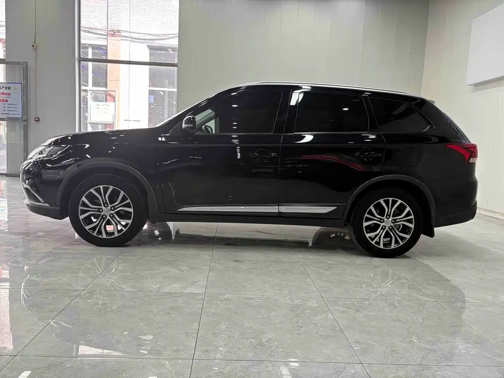Mitsubishi Outlander 2017 — фото 4