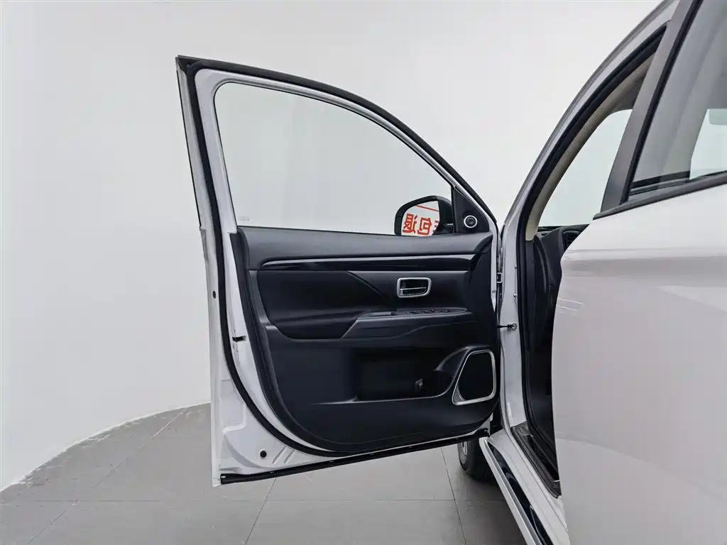 Mitsubishi Outlander 2022 — фото 8