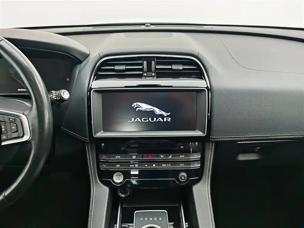 Jaguar F-PACE 2016 — фото 12